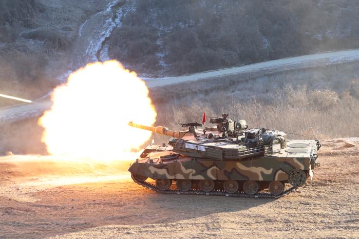 육군30기갑여단 K1A2 전차가 경기 파주·양주시 일대에서 열린 혹한기 훈련 중 표적을 향해 사격하고 있다. 부대 제공