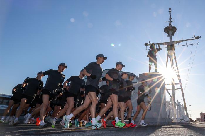 차가운 공기를 가르며 열을 맞춰 달리고 있다. 