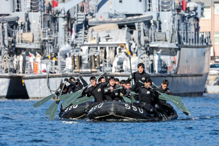 팀워크를 뽐내며 고무보트 패들링을 하고 있다. 