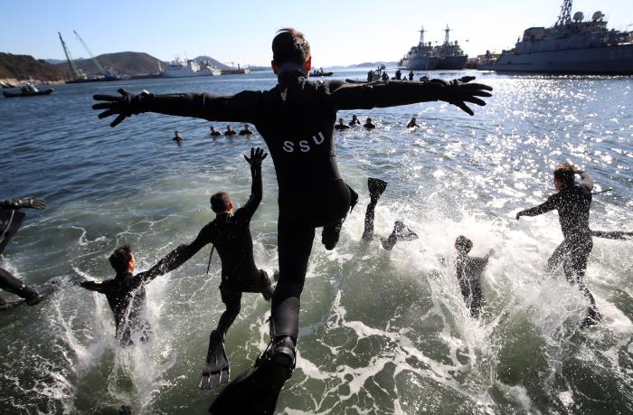 오리발 수영을 위해 힘차게 입수하고 있다.