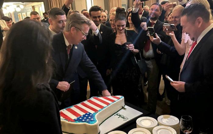 미국 공화당이 지난 20일 워싱턴DC 케네디센터에서 개최한 행사에서 참석자들이 미국 국기로 장식된 그린란드 모양의 케이크를 자르고 있다. 도널드 트럼프 대통령은 최근 그린란드 병합 의사를 공공연히 밝혀왔다. 로이터·연합뉴스