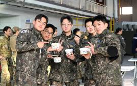 공군38전투비행전대 정비요원들이 어묵을 먹으며 추위를 녹이고 있다. 사진 제공=박용태 중사