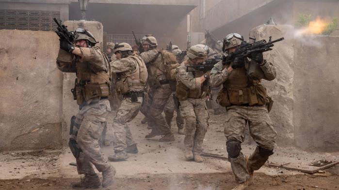 영화 ‘워페어’에서 네이비씰 팀이 사격을 하고 있다. 사진 제공=A24