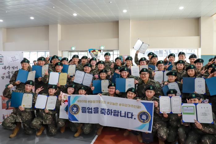 육군부사관학교가 지난 23일 개최한 26-1기 양성과정 후보생 대상 ‘합동 고등학교 졸업식’ 참석자들이 졸업을 자축하고 있다. 부대 제공