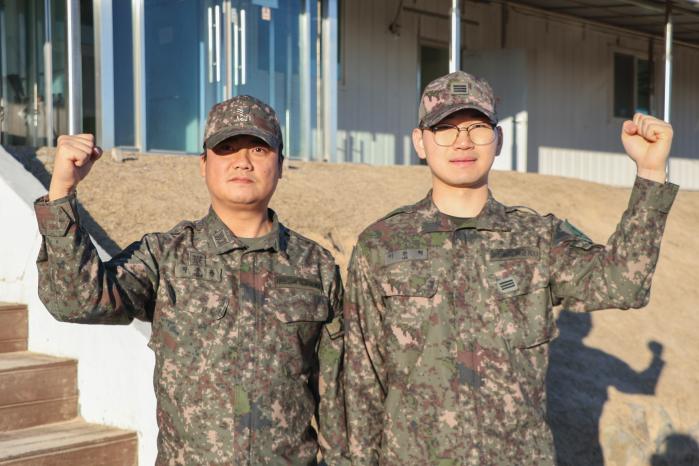 육군53보병사단 울산여단 박준용(왼쪽) 상사와 이찬혁 상병이 완벽한 해안감시를 다짐하며 파이팅 포즈를 취하고 있다. 부대 제공