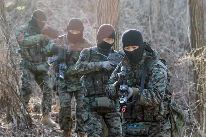 황금번개대대 특전대원들이 대항군 임무를 수행하고 있다.