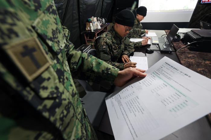 무형전투력 강화 TF 설문을 하는 특전대원들.