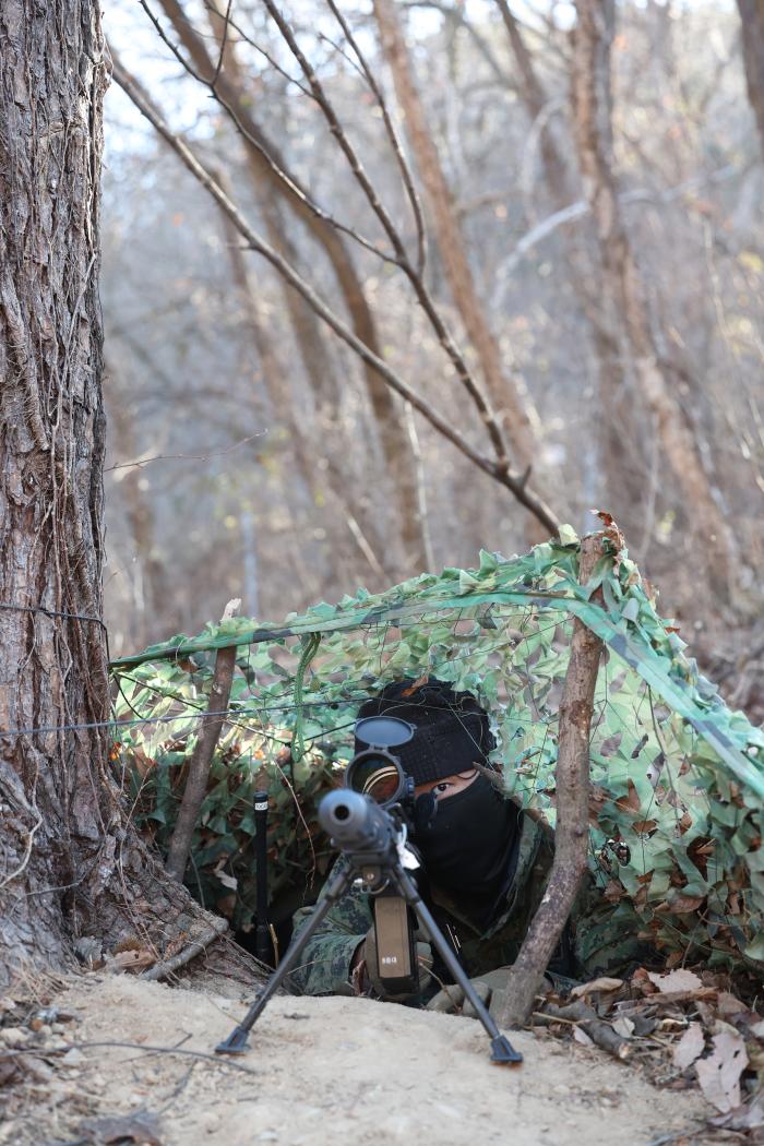 대물저격총으로 적을 조준하고 있는 버팔로대대 강창모 중위.
