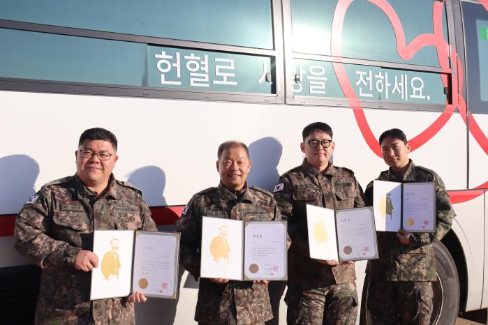 육군25보병사단 포병여단 천둥포병대대 하창수 상사, 김동수 원사, 김진현·정보문 상사(왼쪽부터)가 사랑의 헌혈 행사 후 헌혈 유공 포장증을 들고 환하게 웃고 있다. 부대 제공