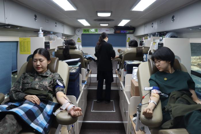 국군구리병원 장병들이 서울동부혈액원 헌혈버스에서 사랑의 헌혈 운동에 참여하고 있다. 부대 제공