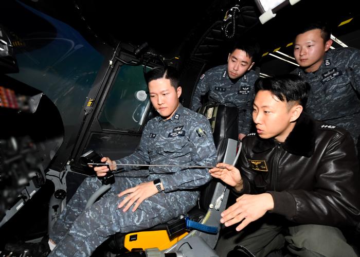 김민석(앞줄 오른쪽) 대위가 지난 22일 해군항공사령부 항공기술센터에서 함정 승조원들을 대상으로 시뮬레이터 실습 교육을 진행하고 있다. 사진 제공=남기태 상사