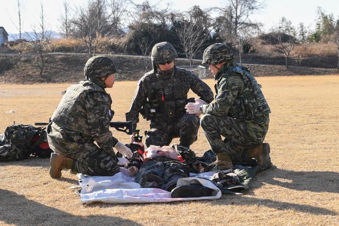 지난 23일 해병대1사단 의무대대 연병장에서 열린 전투부상자처치 야외종합실습에서 교관이 교육생들에게 전투상황을 부여하고 있다. 부대 제공