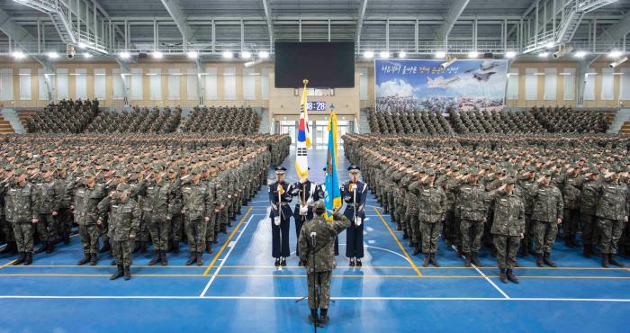 지난 23일 공군교육사령부에서 거행된 기본군사훈련과정 수료식에서 874기 병사들이 국기에 대한 경례를 하고 있다. 사진 제공=김사민 병장