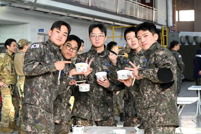 공군38전투비행전대 정비요원들이 어묵을 먹으며 추위를 녹이고 있다. 사진 제공=박용태 중사