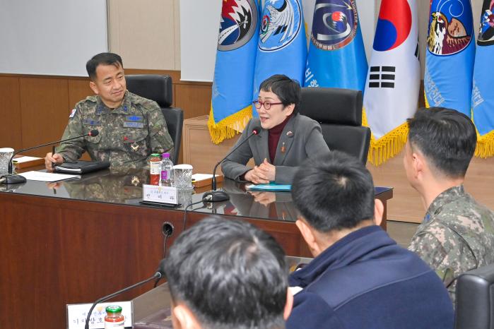 공군19전투비행단이 지난 23일 진행한 외교안보특강에서 선미라 전 주폴란드 특명전권대사가 강연하고 있다. 사진 제공=유영임 상사