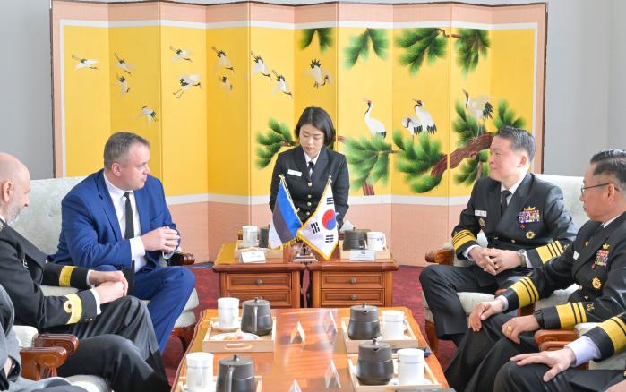 강동길(오른쪽 둘째) 해군참모총장이 24일 경남 진해 해군공관에서 아스코 키비눅(왼쪽 둘째) 에스토니아 국방투자처 차관과 만나 해양방산 협력방안을 논의하고 있다. 사진 제공=변주원 하사