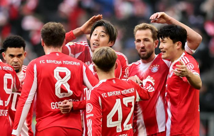 잉글랜드 프리미어리그(EPL)의 첼시가 독일 프로축구 바이에른 뮌헨에서 뛰는 ‘철기둥’ 김민재 영입을 추진 중이다. 사진은 2025-2026시즌 분데스리가 19라운드 아우크스부르크전에서 골을 넣은 이토 히로키와 함께 기뻐하고 있는 김민재(맨 오른쪽) 모습. EPA·연합뉴스