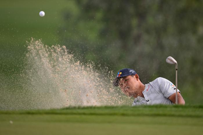 김시우는 25일(한국시간) 미국 캘리포니아주 라킨타 컨트리클럽(파72·7060야드)에서 열린 대회 3라운드에서 단독선두에 올랐다. 김시우가 8번 홀에서 힘찬 벙커샷을 날리고 있다. AFP·연합뉴스
