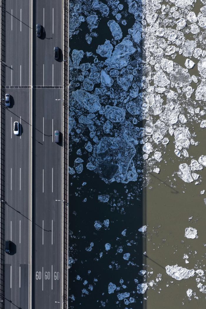 한파가 이어진 25일 경기 김포시 일산대교 일대 한강에 유빙이 떠다니고 있다. 연합뉴스