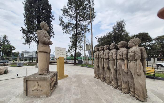 아디스아바바 국립박물관 앞에 세워진 쿠데타 정권의 선전동상.