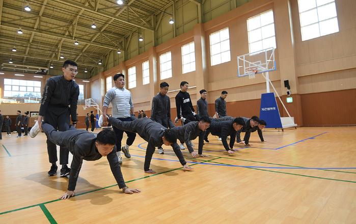 육군51보병사단 비룡여단 장병들이 지난 21일 실내 체육관에서 체력단련 시간을 활용해 베어워크 운동을 하고 있다.