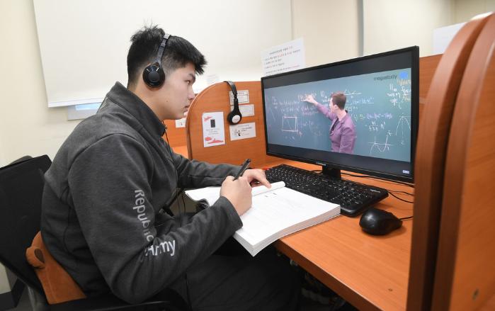 오후 4시 일과를 마친 뒤 자기 계발을 하는 모습.