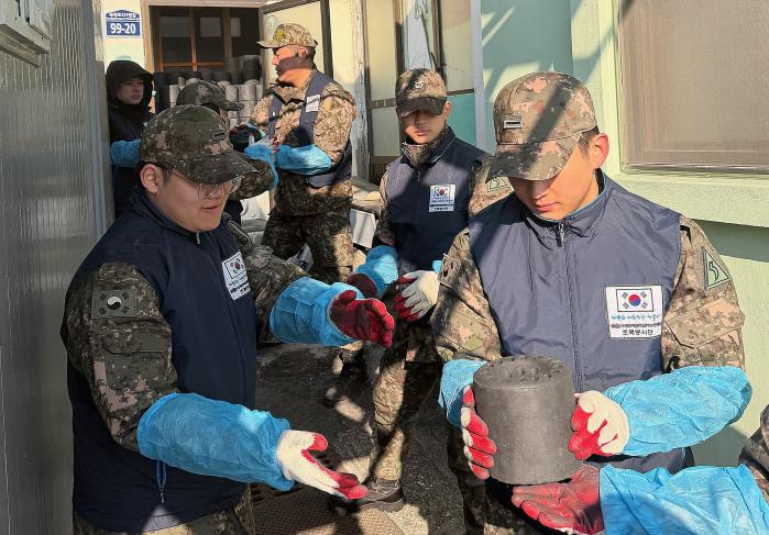 육군53보병사단 부산여단 장병들이 지난 24일 연탄 나눔 봉사활동을 하고 있다. 사진 제공=이태병 대위