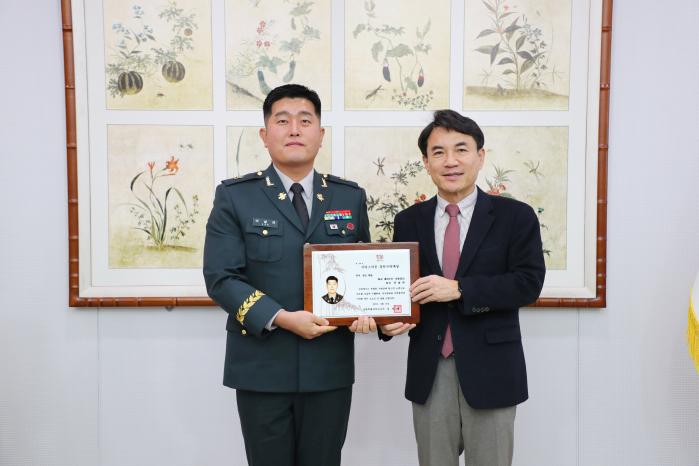 자랑스러운 강원국방대상을 받은 육군2군단 방공단 이성규(왼쪽) 상사가 김진태 강원도지사와 기념사진을 찍고 있다. 부대 제공