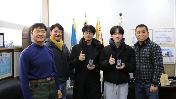 경기 여주시향군 관계자들이 입대를 앞둔 지역 청년들에게 군용 전자손목시계를 선물하고 있다. 여주시향군 제공