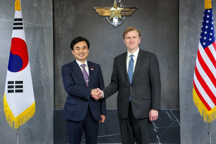 안규백 국방부 장관이 26일 서울 용산구 국방부에서 엘브리지 콜비 미국 전쟁부(국방부) 정책차관을 만나 악수하고 있다. 한재호 기자