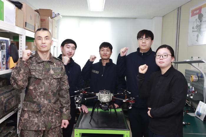 육군5군수지원여단 참수리대대 장병들로 구성된 드론정비반 인원들이 포즈를 취하고 있다. 부대 제공