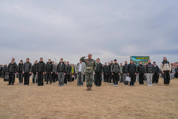 해병대교육훈련단이 26일 개최한 1326기 신병 입영식에서 신병들이 행사 연병장에 도열해 있다. 부대 제공