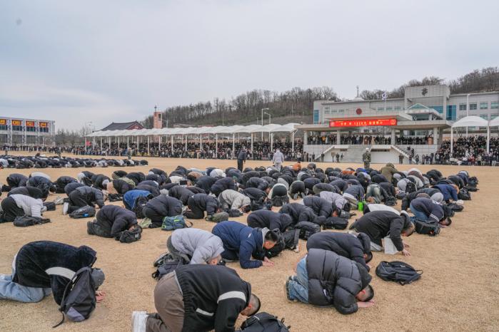 1326기 신병들이 부모님을 향해 큰절을 하며 정예해병으로 거듭날 것을 다짐했다. 부대 제공