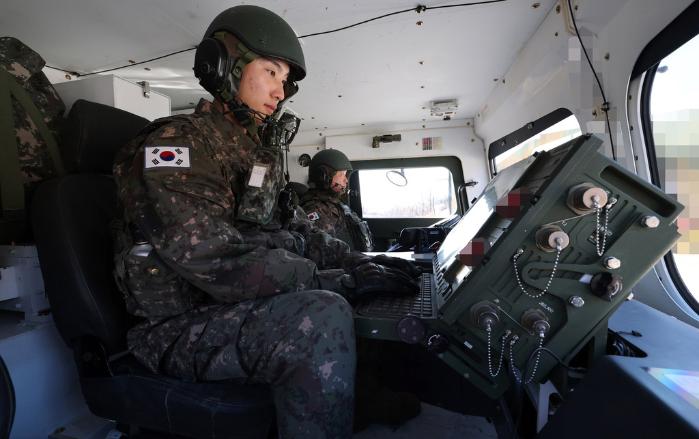 사격통제콘솔(FCC·Firecontrol console) : 사격지휘소로부터 사격 제원을 받거나 제한 시 자동 2모드로 발사대 자체에서 사격 제원을 만드는 장치. 사격 임무만 가능한 것이 아니라 FCC로 차체 점검 및 지지잭 하강, 케이지 지향 등 모든 기능을 통제할 수 있는 장치