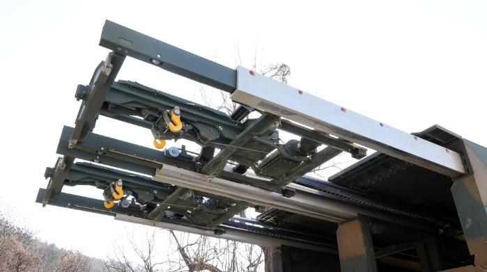 인양기 조립체·붐 조립체 : 포드를 적재 및 하역할 때 사용. 붐 조립체는 신장 및 수축을, 인양기 조립체는 하강 및 상승을 위함