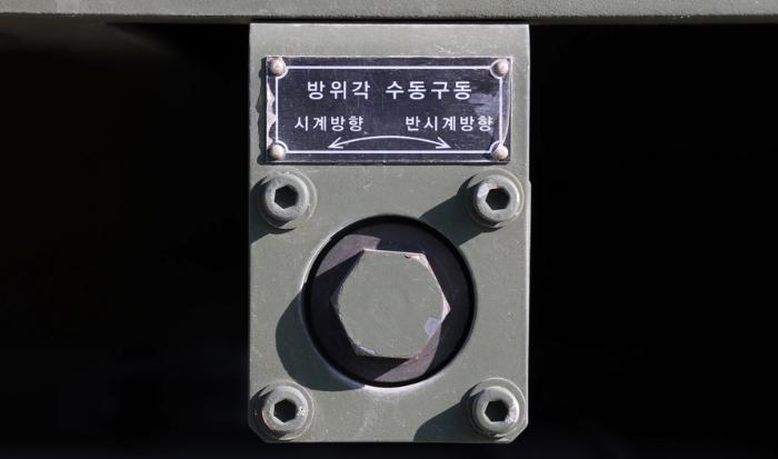 방위각 수동 구동 조립체 : 사격 제원을 입력하면 자동으로 케이지가 적 방향을 지향하나 자동장치가 고장일 경우 수동으로 조치 할 수 있게끔 사용하는 장치(미세조정만 가능하며 수동으로 돌릴 시 대부분 다시 자동기능이 회복됨)