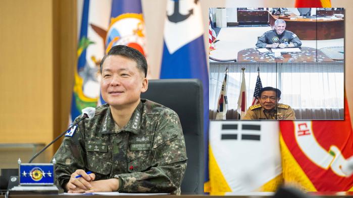 강동길 해군참모총장이 27일 계룡대 해군본부 통해실에서 스티븐 쾰러 미국 태평양함대사령관, 사이토 아키라 일본 해상막료장과 공조통화를 하고 있다. 사진 제공=장우성 군무주무관