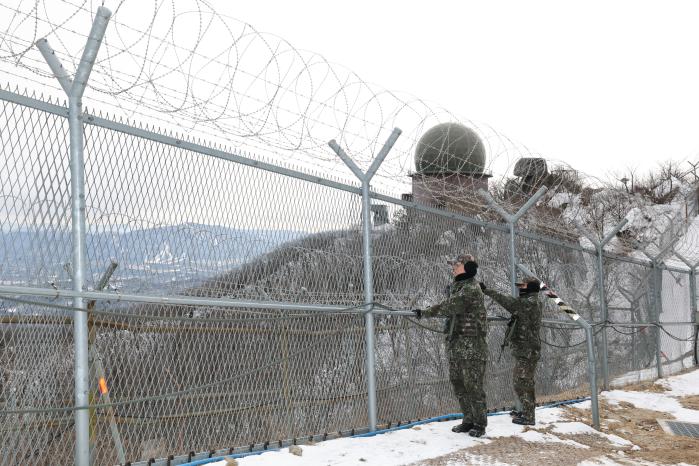 26일 오후 공군방공관제사령부 예하 8785부대 장병들이 기지 순찰을 하고 있다.