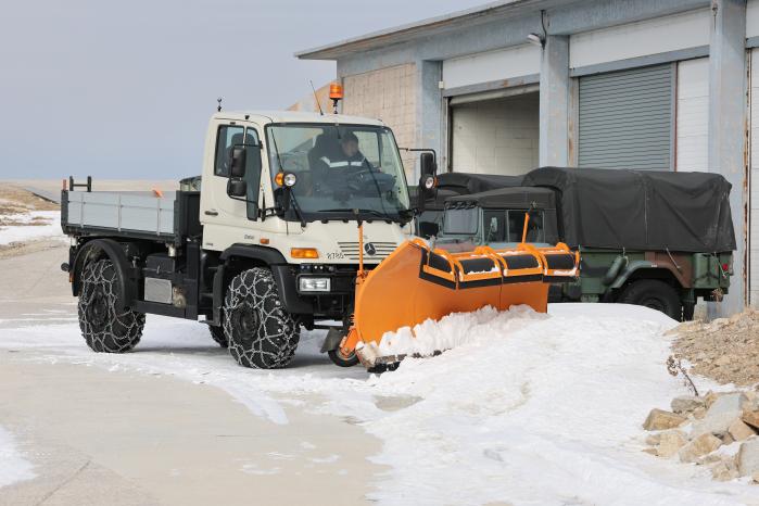 부대 제설작전에서 중요한 역할을 하는 유니목 제설차량.