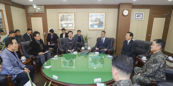 27일 육군5군단에서 개최된 ‘포천 지역 상생 간담회’에서 이두희(오른쪽 둘째) 국방부 차관이 참석자들과 의견을 나누고 있다. 국방부 제공