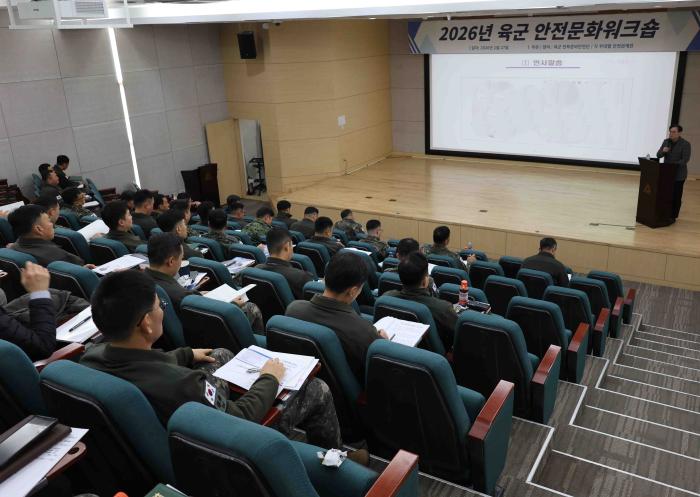 전창영 육군전투준비안전단장이 27일 열린 2026년 안전문화 워크숍에서 인사말을 하고 있다. 부대 제공