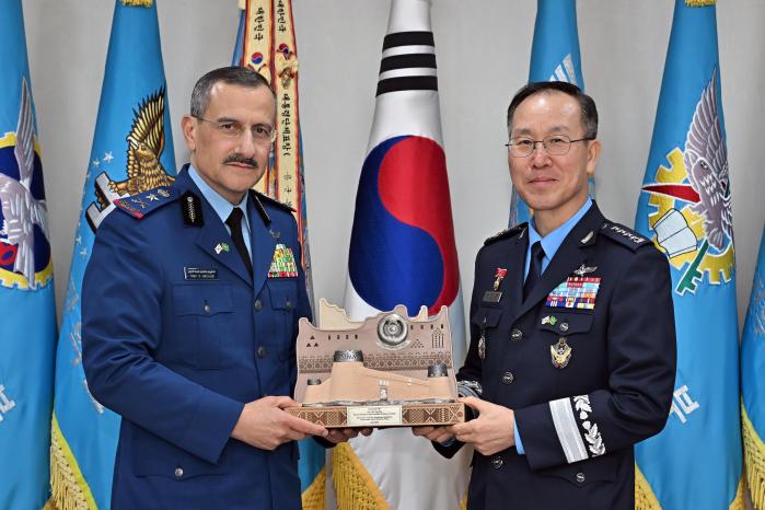 손석락(오른쪽) 공군참모총장이 투르키 빈 반다르 빈 압둘아지즈 알 사우드(중장) 사우디아라비아 공군사령관으로부터 기념패를 전달받고 있다. 공군 제공