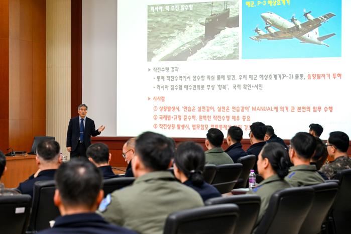 공군작전사령부가 27일 실시한 안보초빙강연에서 강사로 나선 정경두 전 국방부 장관이 ‘작전수행 지휘경험을 통한 제언’을 주제로 강연하고 있다. 부대 제공