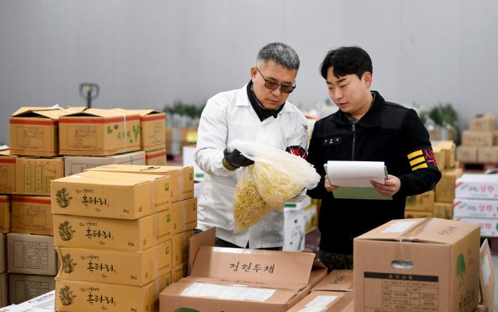 27일 해군군수사령부 보급창 급양대대의 신축 스마트 급식 창고에서 수령불출팀 장병들이 식자재 신선도 검사를 하고 있다. 