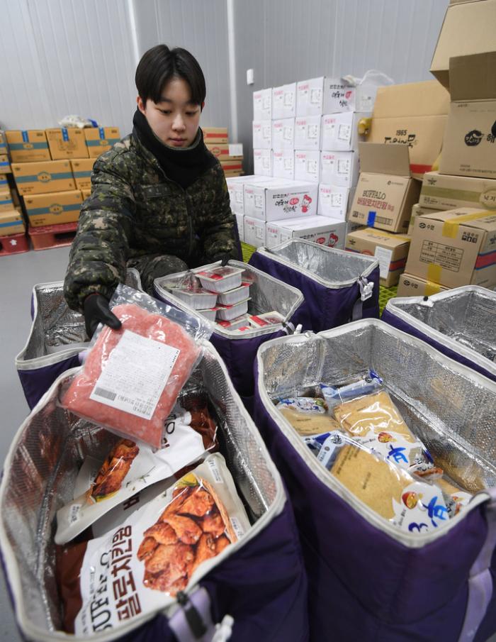 냉기 보존 기능이 뛰어난 보냉백에 냉장·냉동 식품을 담는 모습. 