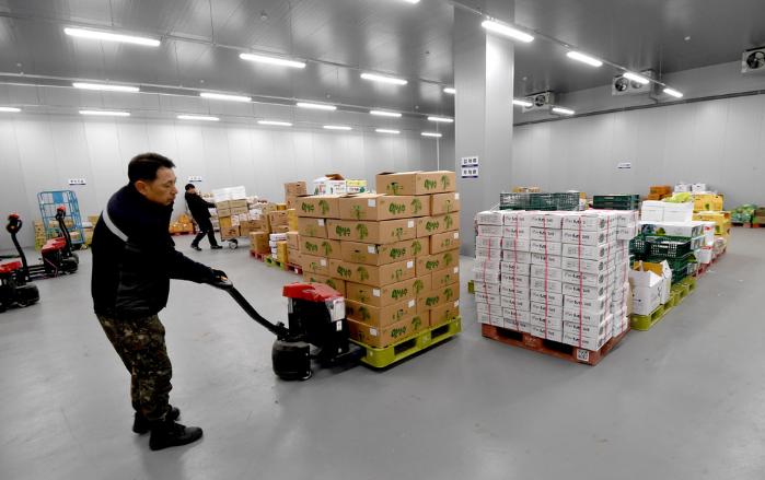 전동 손수레로 식자재를 옮기고 있다.