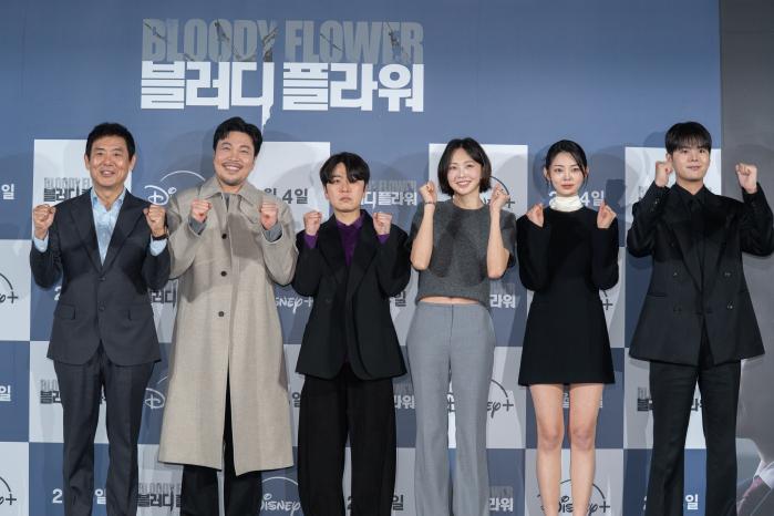 27일 서울 CGV 용산아이파크몰에서 열린 디즈니+ ‘블러디 플라워’ 제작발표회에서 참석자들이 포즈를 취하고 있다. 왼쪽부터 배우 성동일, 신승환, 한윤선 감독, 배우 금새록, 정소리, 려운. 사진=월트디즈니컴퍼니코리아