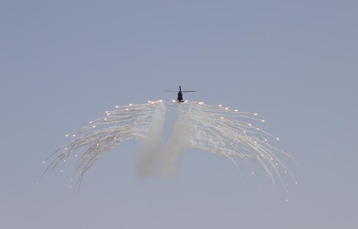 육군5군단 항공단 수리온 헬기가 비승사격장 상공에서 플레어 발사훈련을 하고 있다. 부대 제공