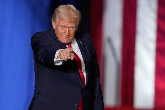 도널드 트럼프 미국 대통령이 27일(현지시간) 아이오와주 클라이브에서 경제 관련 연설을 마친 뒤 군중에게 인사하고 있다. AP·연합뉴스