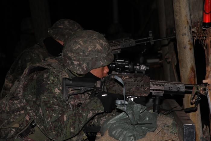 육군50보병사단 해룡여단 해안감시기동대대 장병들이 27일 야간 즉각조치 사격훈련을 하고 있다. 사진 제공=강보희 대위